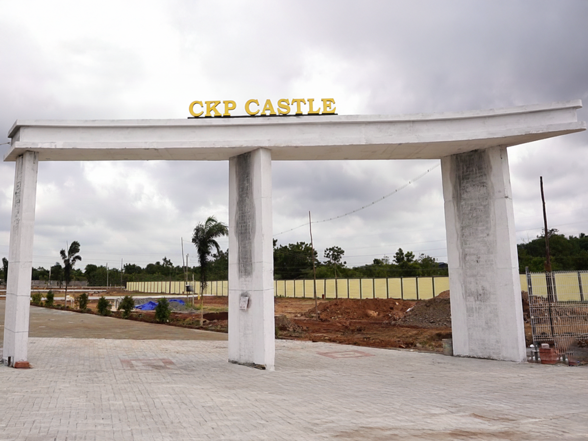 Ckp castle in Trichy showing spacious residential plots in a prime developing area.